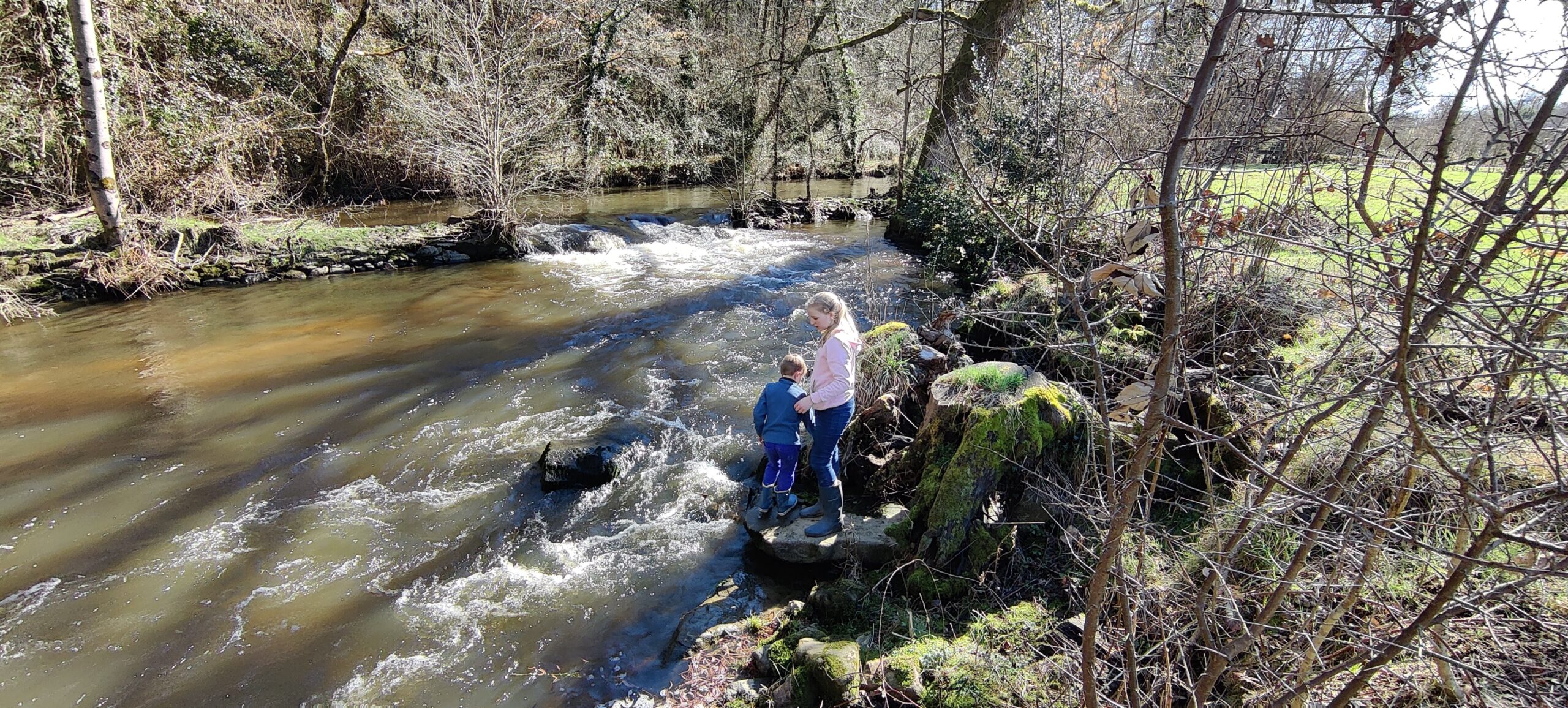 Kids aan rivier