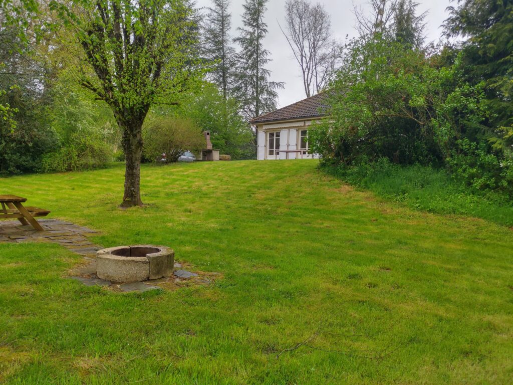 Zicht op tuin + kampvuur